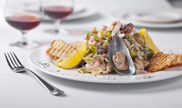 Салат с морепродуктами — стоковое фото