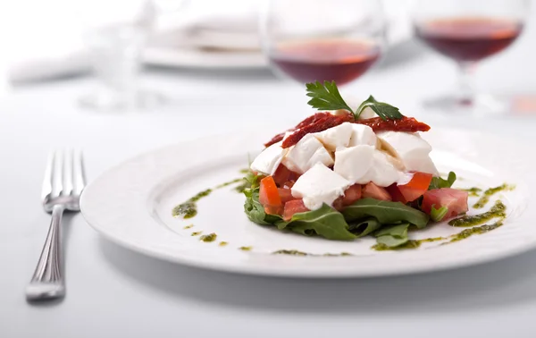 요리 토마토 샐러드 ruccola와 치즈 — 스톡 사진
