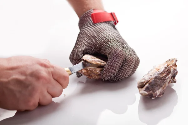 As mãos do cozinheiro que abre uma ostra — Fotografia de Stock
