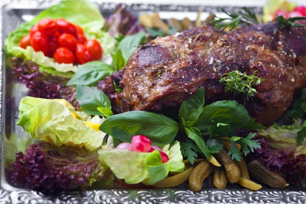 Il piede di carne di montone al forno con verdure — Foto Stock