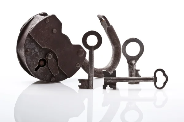 Antiguo candado y llaves — Foto de Stock