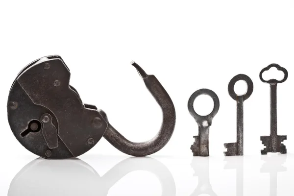 Old open padlock and keys — Stock Photo, Image