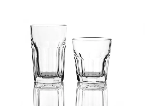 Δύο ποτήρια για τα ποτά που απομονώνονται σε λευκό — Φωτογραφία Αρχείου