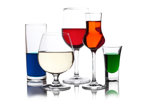 Kadehlerin farklı renkli içecekler — Stok fotoğraf