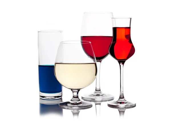 Διαφορετικά χρωματισμένα ποτά σε ποτηράκια μιας — Φωτογραφία Αρχείου