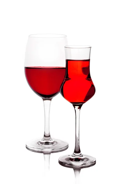 Dois copos de vinho com vinho tinto — Fotografia de Stock