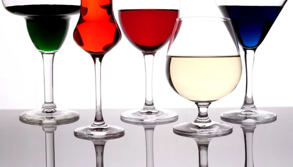 Verschillende gekleurde dranken in wijnglazen — Stockfoto