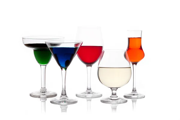 Olika färgade drinkar i vinglas — Stockfoto
