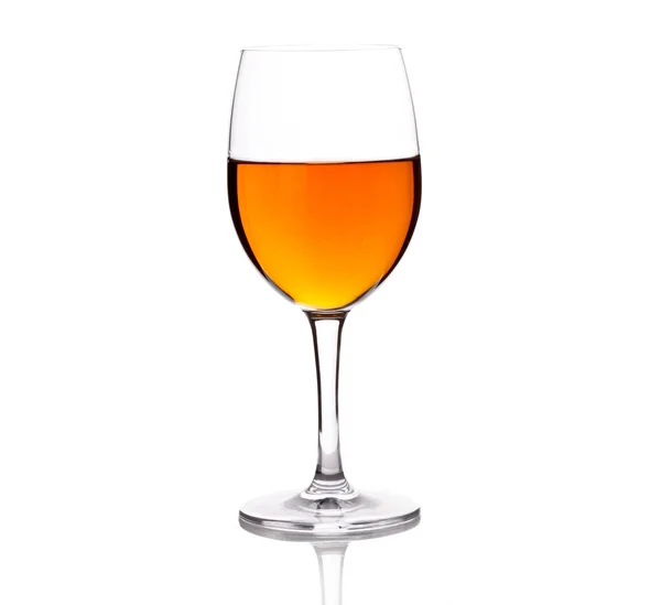 흰 포도주 잔에 담겨진 적포도주 잔 — 스톡 사진