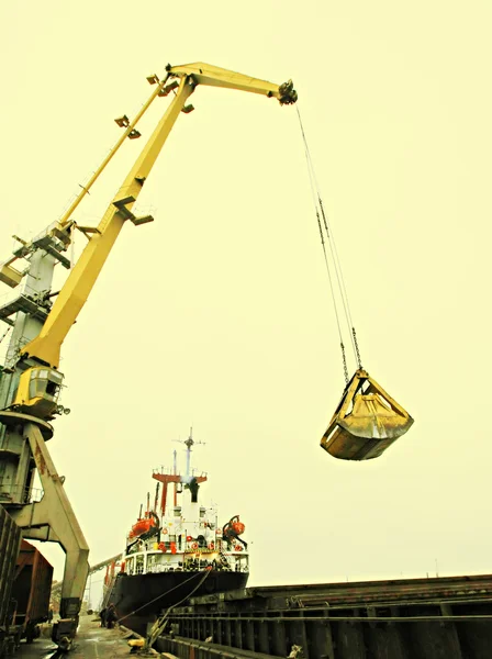 Cargo ship loading — Stock Photo, Image