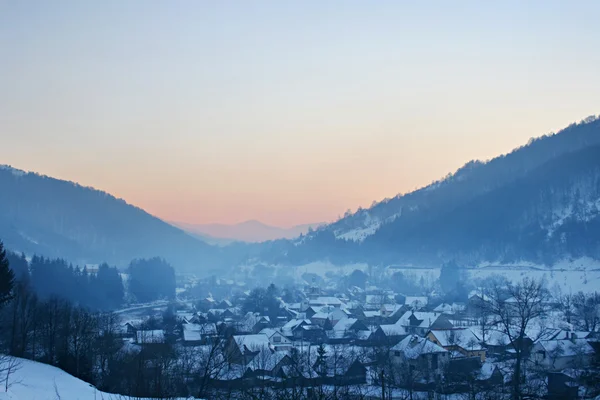 Dorf in den Karpaten — Stockfoto