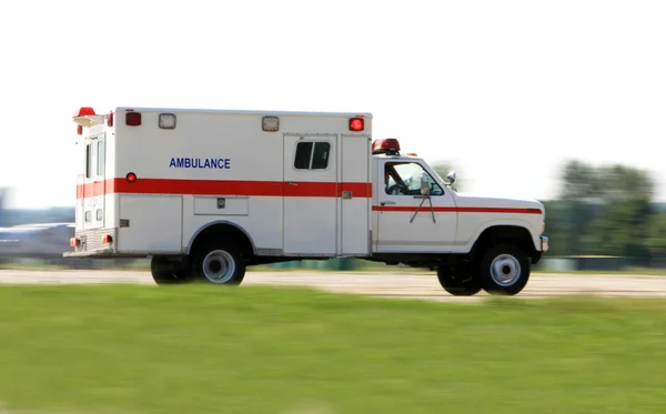Ambulance snel rijden — Stockfoto