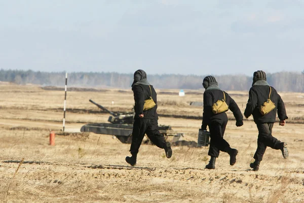 Des soldats courent vers un char — Photo