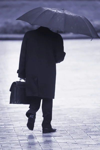 Affärsman i regnet — Stockfoto