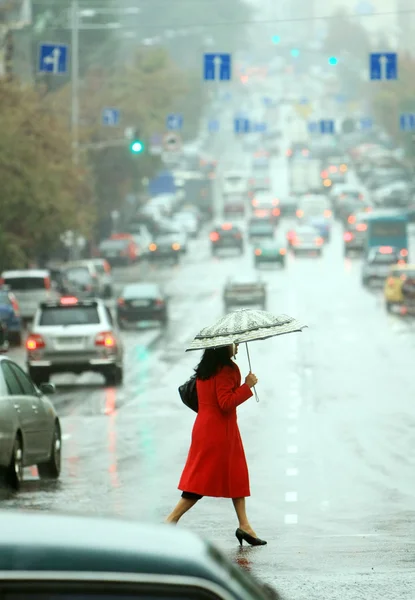 女性が通りを横切る — ストック写真