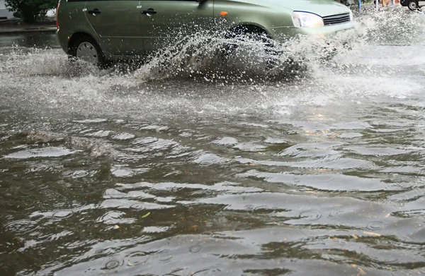 Автомобиль на очень мокрой дороге — стоковое фото