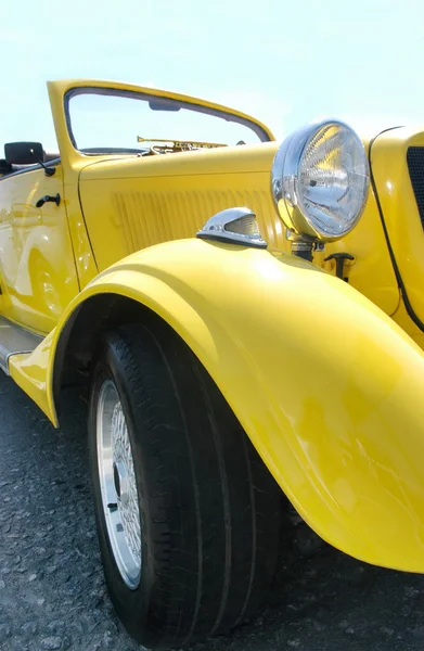 Klasické žluté auto — Stock fotografie