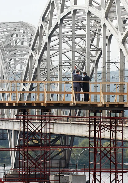 Dois homens de negócios na ponte — Fotografia de Stock
