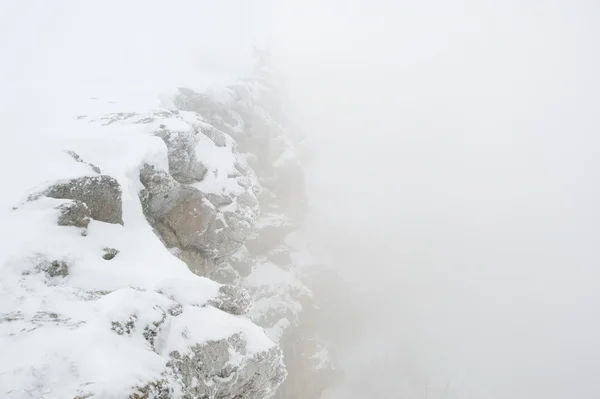 霧の中の崖 — ストック写真