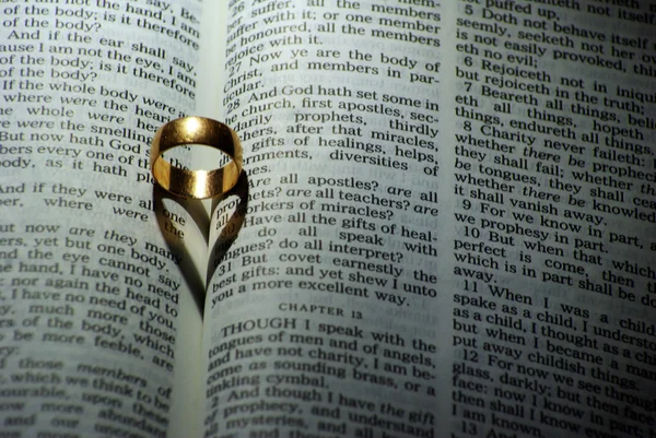 Δαχτυλίδι σε Βίβλος — Φωτογραφία Αρχείου
