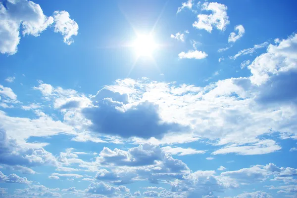 Ήλιος σε ένα μπλε συννεφιασμένο ουρανό — Φωτογραφία Αρχείου