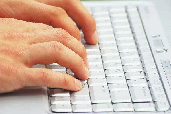Mãos digitando no laptop — Fotografia de Stock
