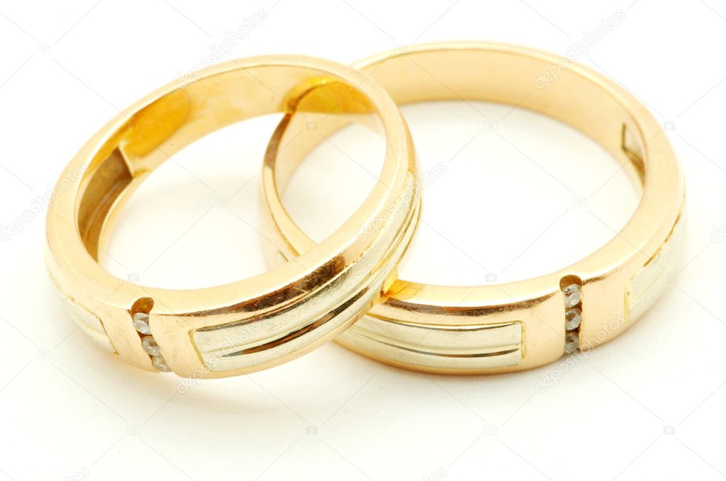 Свадебные кольца на белом фоне