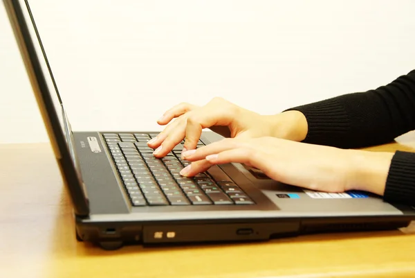 Manos escribiendo en el ordenador portátil — Foto de Stock