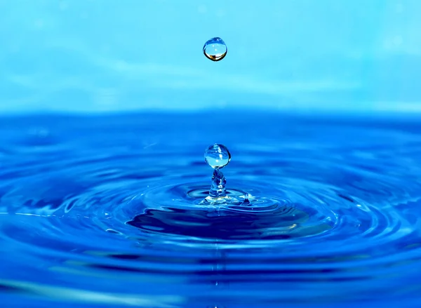Всплеск голубой воды — стоковое фото