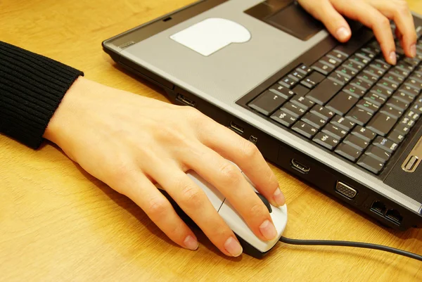 Handen typen op laptop — Stockfoto