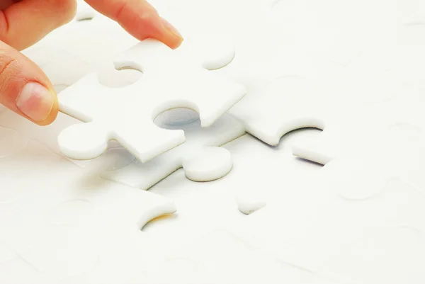 Mani che tengono un puzzle — Foto Stock