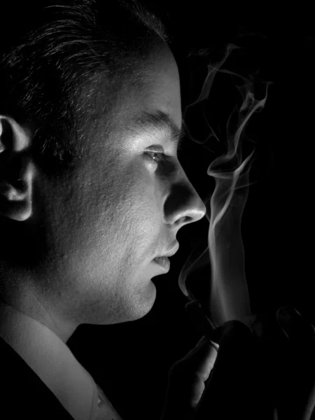 Portrait Homme Fumant Une Cigarette — Photo