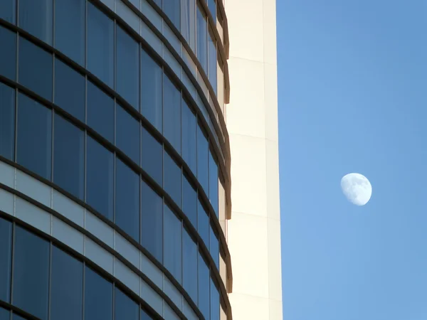 Arranha-céus e lua — Fotografia de Stock