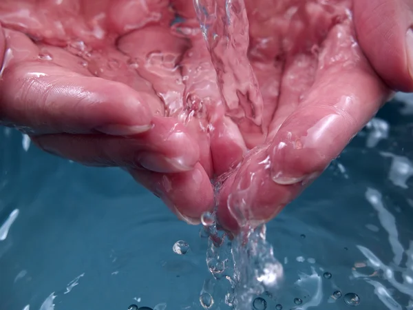 Руки в течії води — стокове фото