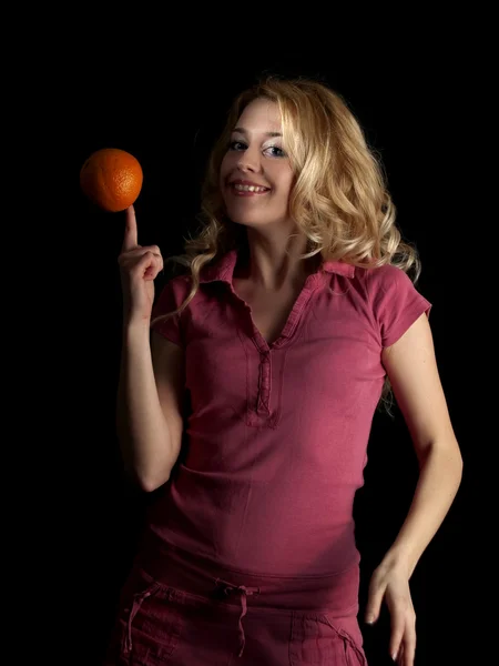 Adolescente beleza girando laranja — Fotografia de Stock