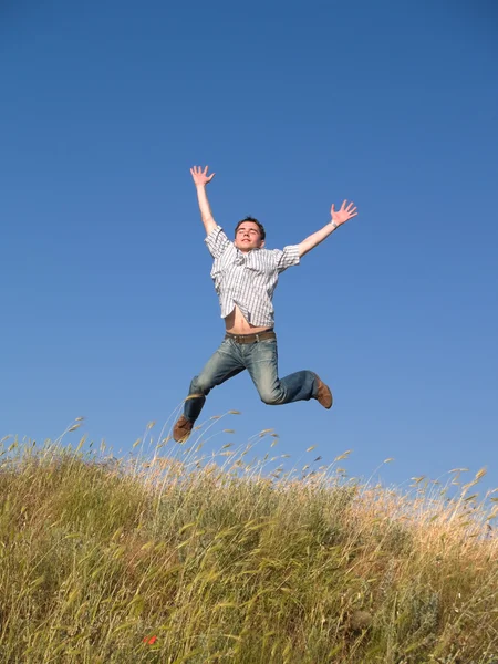 Boldog jumping tinédzser feletti domb — Stock Fotó