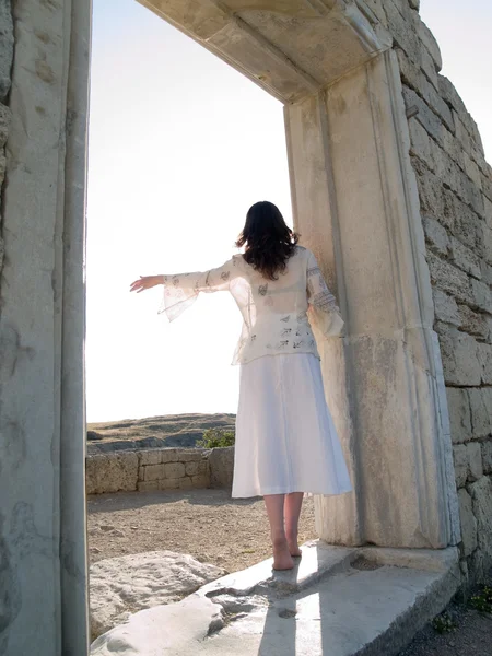 Ξυπόλυτος κορίτσι κλίνει αρχαία ερείπια — Φωτογραφία Αρχείου