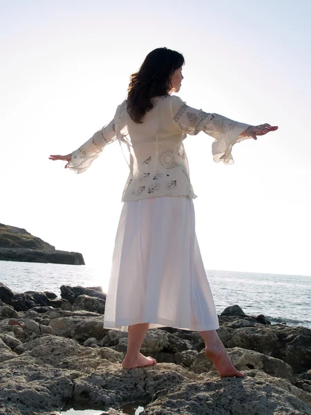 Junge Frau tanzt am Ufer des Meeres — Stockfoto