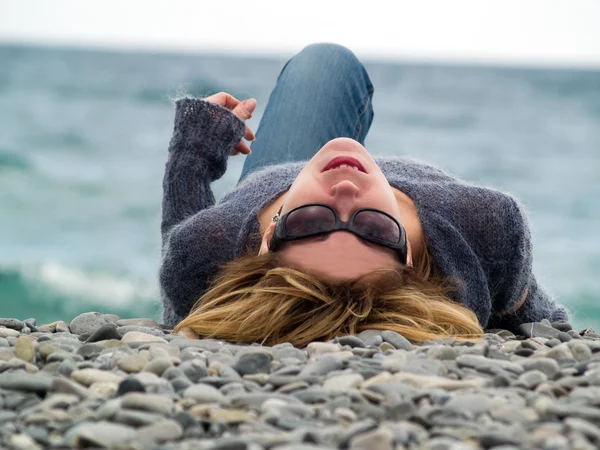 Plaj dinlenme üstünde genç bayan — Stok fotoğraf