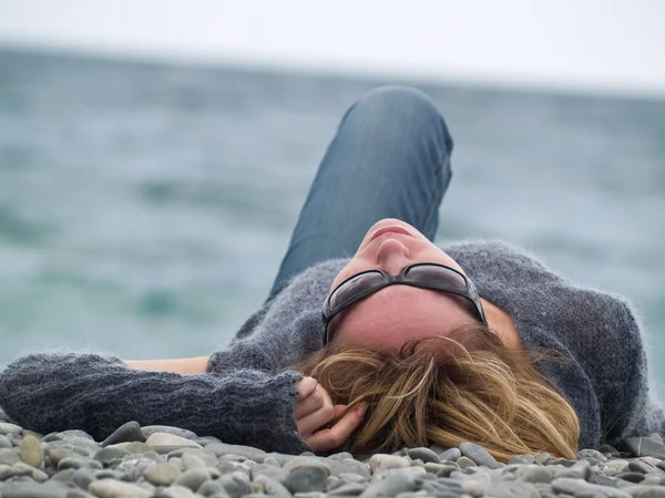 Plaj dinlenme üstünde genç bayan — Stok fotoğraf