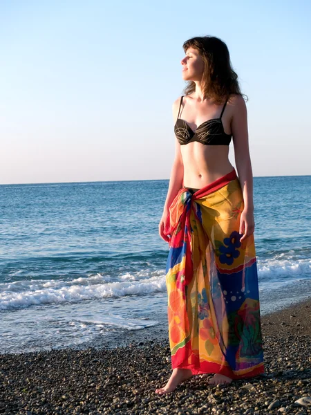 Όμορφη κοπέλα στον μπικίνι στην παραλία ηλιοβασίλεμα — Φωτογραφία Αρχείου