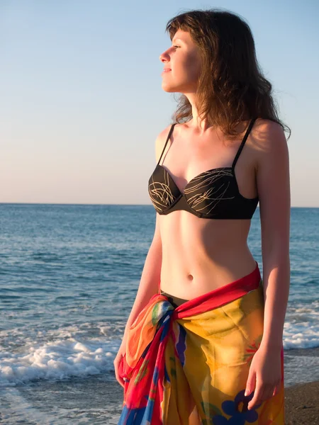Schöne Dame im Bikini bei Sonnenuntergang am Strand — Stockfoto