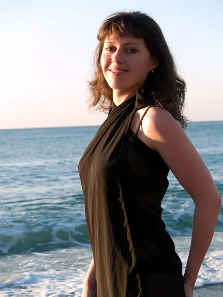 A bikini, a beach sunset gyönyörű hölgy — Stock Fotó