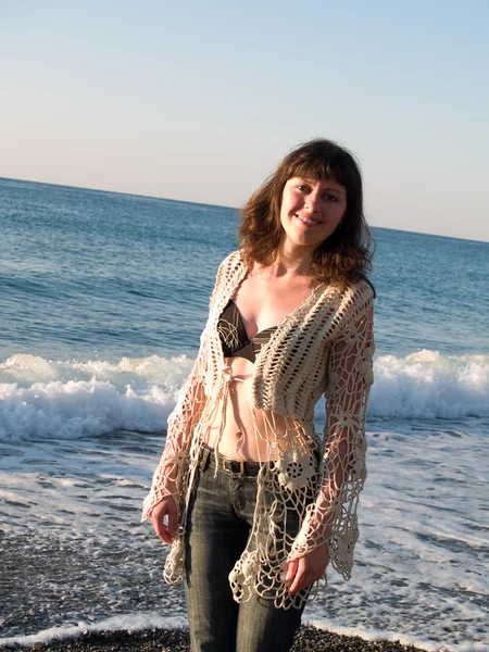 Дама на пляже на закате — стоковое фото