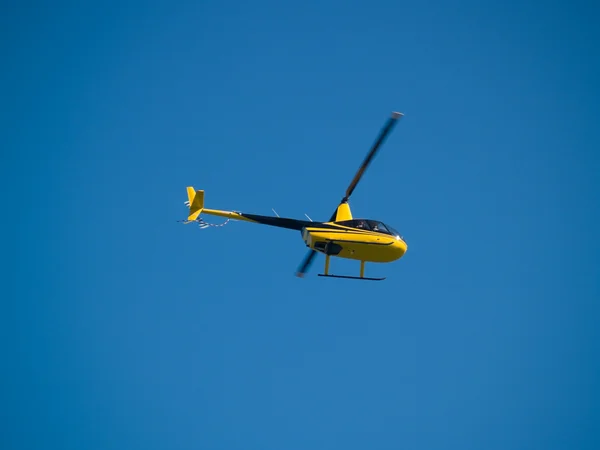 空に小さなプライベート ヘリコプター — ストック写真