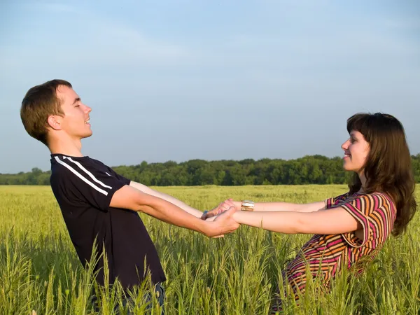 Young Couple Walking Field Holding Hands — Stock Photo, Image