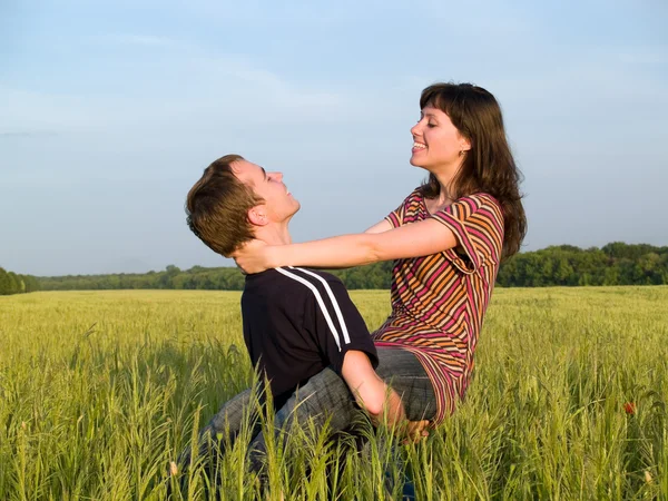 Teenie-Paar umarmt sich auf Feld — Stockfoto