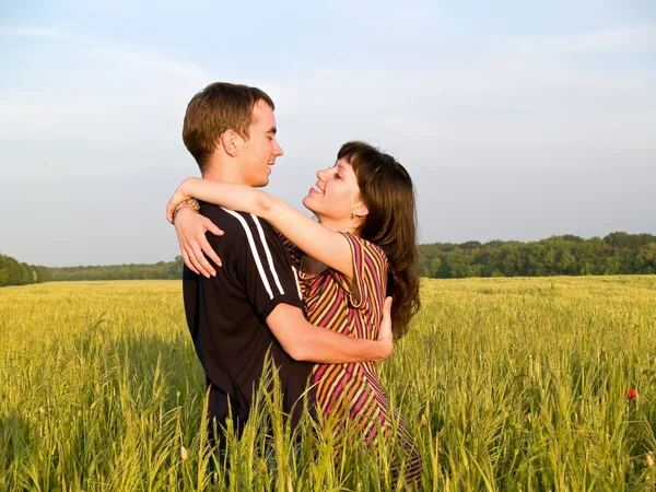 Teen Couple Embrasing in Field — Stock Photo, Image