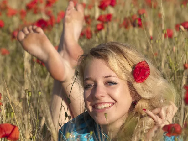 Yalınayak sarışın poppies — Stok fotoğraf