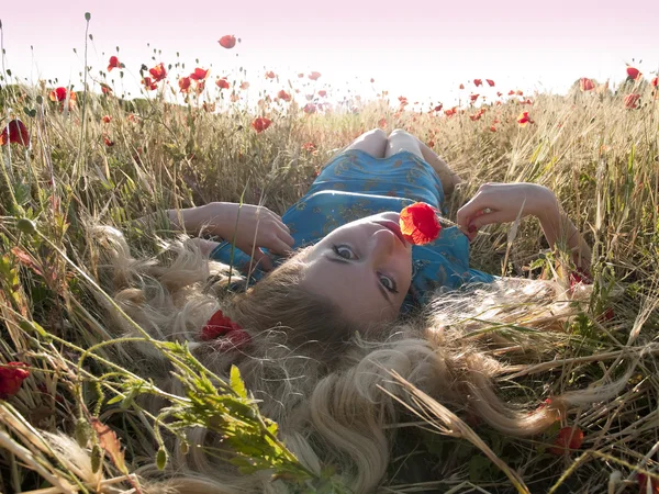 Yalınayak sarışın poppies — Stok fotoğraf